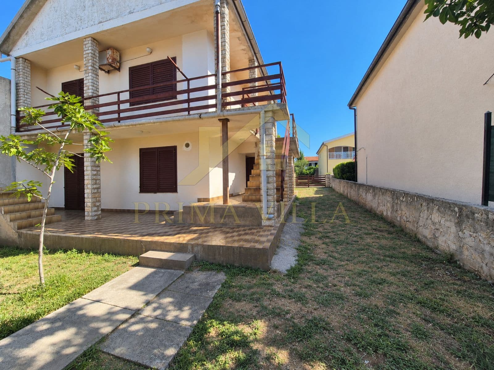 BEZ PROVIZIJE-KUĆA S DVA STANA I GARAŽOM-VIR-180 m²- 300 m OD MORA